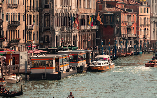 A gondola is floating down a canal in venice from Chrome web store to be run with OffiDocs Chromium online A gondola is floating down a canal in venice from Chrome web store to be run with OffiDocs Chromium online