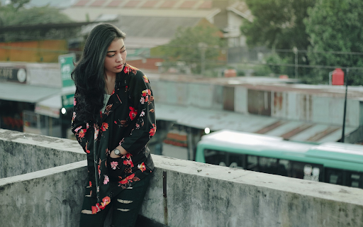 Girl standing on the roof from Chrome web store to be run with OffiDocs Chromium online Girl standing on the roof from Chrome web store to be run with OffiDocs Chromium online